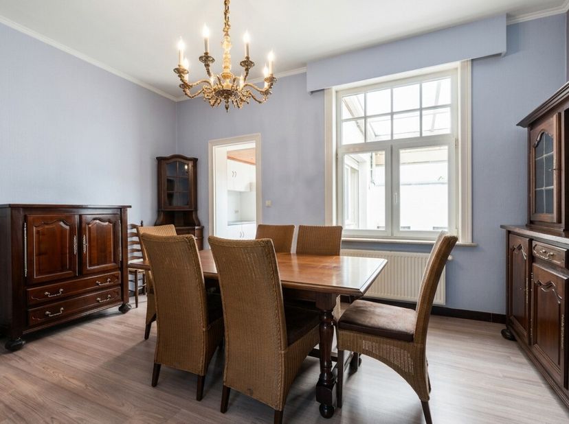 Knusse woning met tuin, garage en tal van mogelijkheden aan de buitenrand van Eeklo Op zoek naar een gezellige woning met potentieel, gelegen op een r