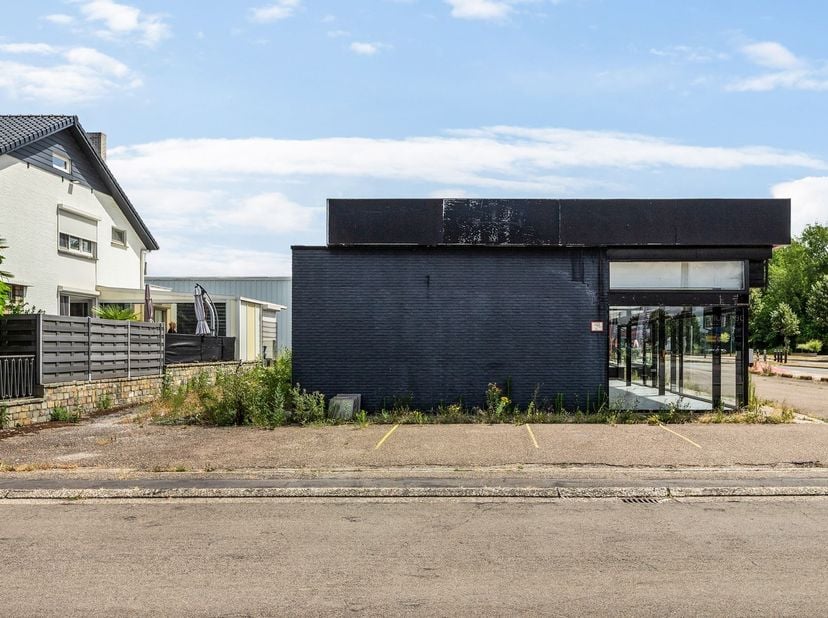 Local commercial de 967 m² idéalement situé le long de la Hasseltweg à Genk<br />
<br />
<br />
<br />
Ce vaste local commercial de 967 m² bénéficie