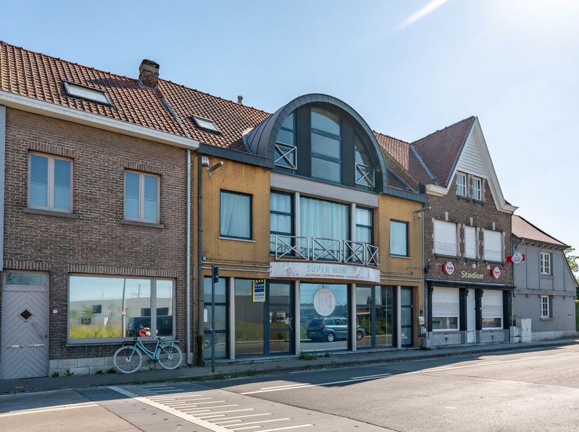 Op zoek naar veel oppervlakte, visibiliteit én een mooie buitenruimte? Dit veelzijdige woon- en handelshuis (voormalige beenhouwerij) op 500 m² biedt