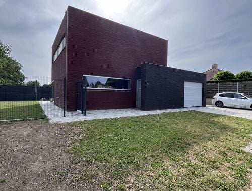                                         Moderne villa te koop in Reningelst, € 559.000

