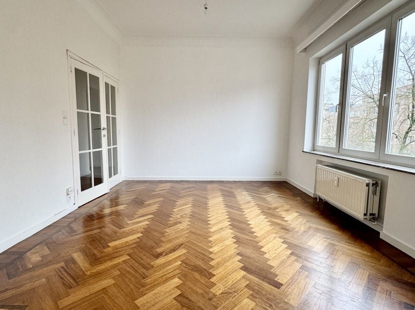 Dit prachtige, lichte appartement met onmiskenbare charme ligt op een steenworp afstand van het Bois de la Cambre en zal u bekoren met zijn ruime inde