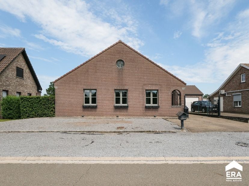 rong&amp;gt;Deze ruime gelijkvloerse woning bevindt zich op een prachtige locatie in het groen met vrij zicht. Dankzij diverse invalswegen is de woning vl