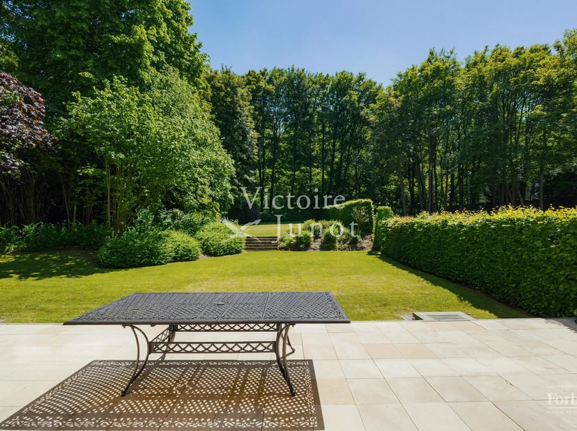 Victoire-Junot a le plaisir de vous présenter en exclusivité ce superbe rez-de-jardin avec jardin privatif denviron 10 ares, niché au cur dun domaine