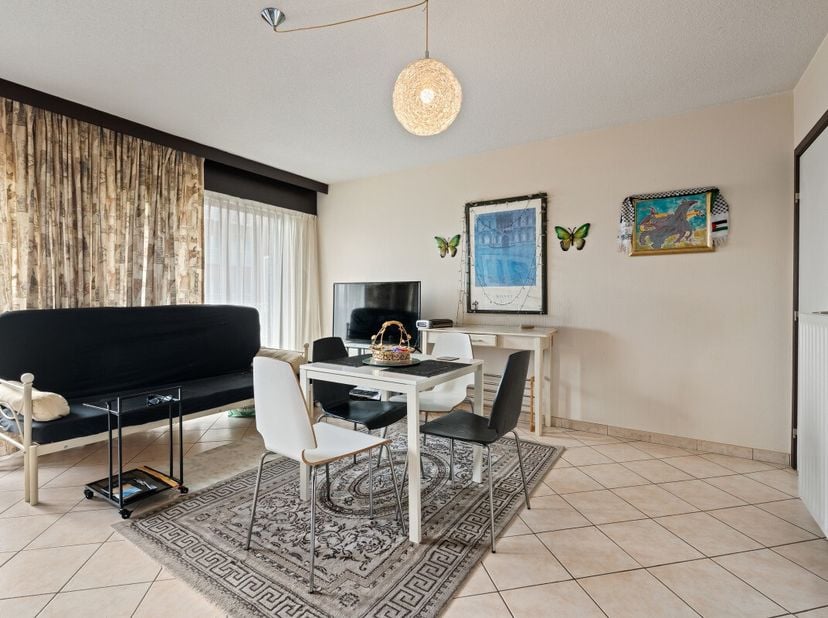 Blankenberge: Studio met zonneterras te koop nabij zee! In een rustige buurt nabij zee vinden we deze aangename studio met zuidgericht terras te koop