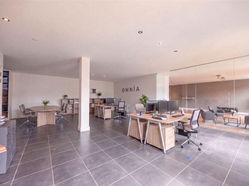 Instapklare kantoorruimte van ±160m² op een uitstekend zichtbare locatie langs de Krijgsbaan in Mortsel, het voormalige kantoor van Omnia Vastgoed (we