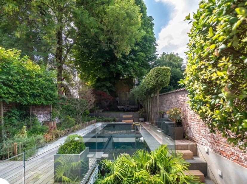 Uitzonderlijk gerenoveerde herenwoning met zwembad, aangelegde tuin en exclusieve afwerking – ca. 500 m²<br />
Gelegen in een van de meest gegeerde st