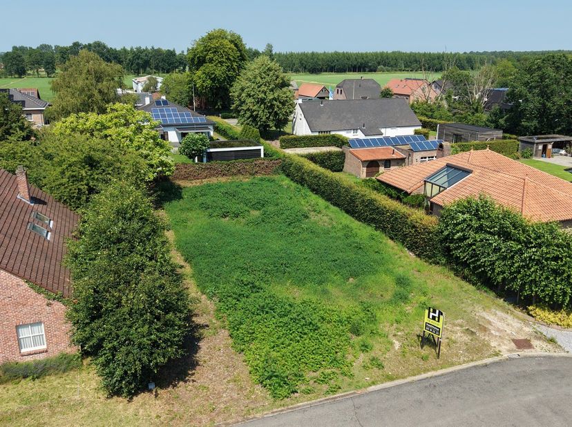 Prachtige bouwgrond voor open bebouwing met een oppervlakte van 755 m² gelegen&amp;nbsp;Antoon Delemazurestraat te Lommel-Kolonie.<br />
<br />
Extra info