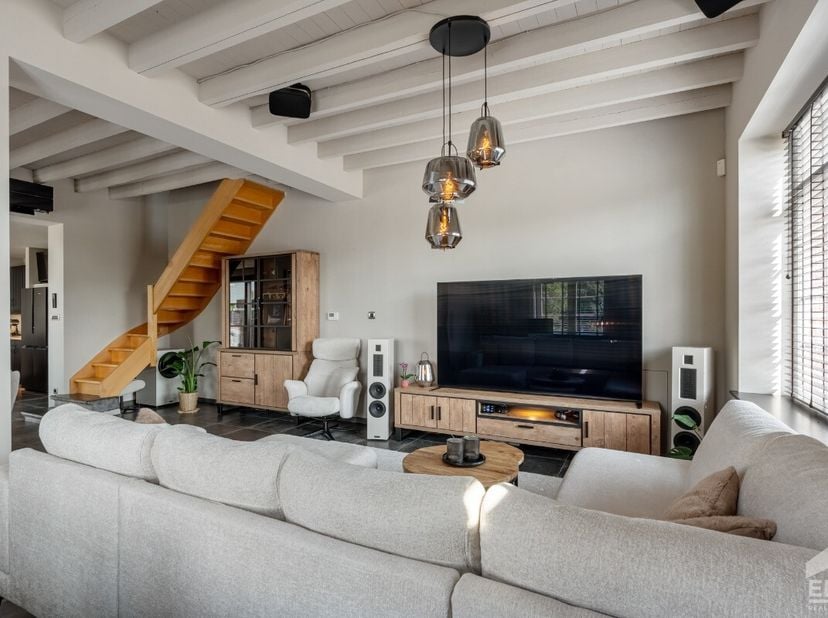 Deze karaktervolle halfopen bebouwing onderging een totaalrenovatie waarbij gekozen werd voor kwalitatieve materialen, hedendaags comfort en energiezu