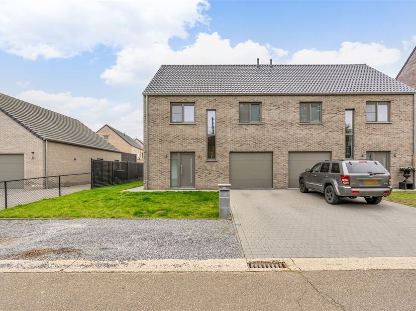 Centraal gelegen nieuwbouwwoning met 3 slaapkamers, inpandige garage &amp; tuin<br />
Ligging:<br />
Gelegen op een toplocatie, op wandelafstand van winke