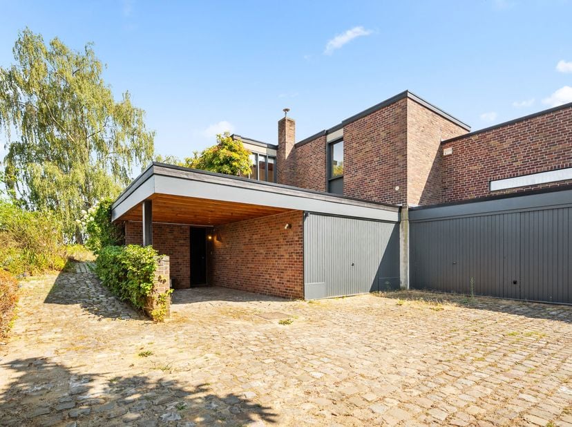 Découvrez cette maison d’architecte de caractère, située dans un cadre exceptionnel à Haasrode ! Elle bénéficie d’un environnement particulièrement ca