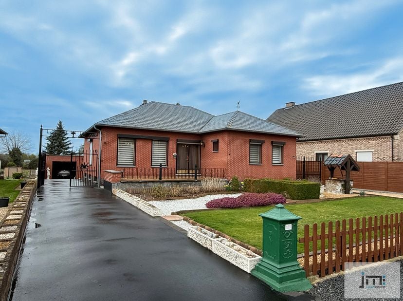 Deze goed onderhouden woning gelegen in een rustige buurt in Alken op een perceel van 11a 66 heeft een ruime zuid-gerichte tuin en biedt goede verbind