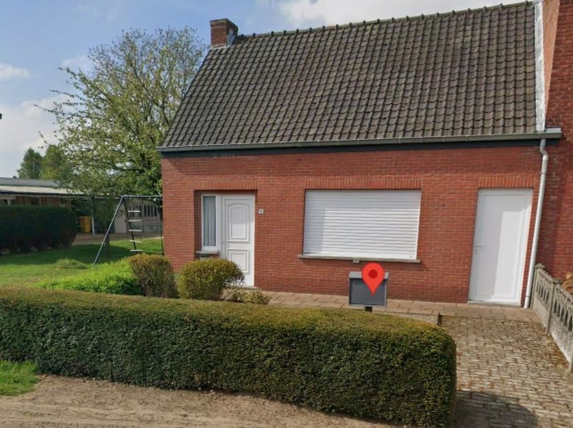 RUSTIG GELEGEN, TE RENOVEREN WONING -<br />
<br />
Indeling:<br />
- kelder;<br />
- gelijkvloers: inkomhal, living, eetkamer, keuken, berging en tuin