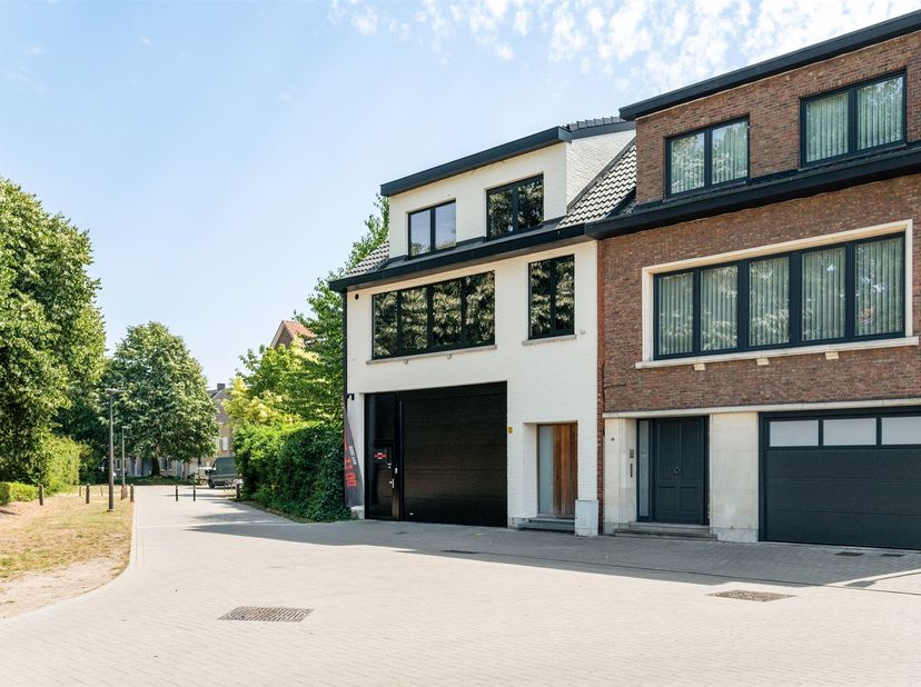 Ruim en compleet gerenoveerd duplex appartement met zonnig terras <br />
<br />
Ontdek deze volledig gerenoveerde en instapklare duplex, gelegen in