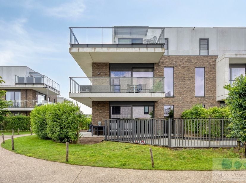 Recent gelijkvloers appartement, daterend uit 2019, van 92 m²&amp;nbsp;met hoogwaardige afwerking, unieke buitenbeleving en ruime garage op wandelafstand