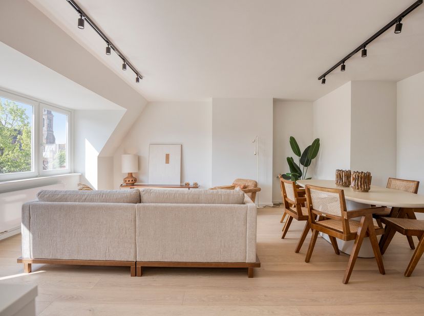 Dit SUPER-DE-LUXE gerenoveerd dakappartement met 3 SLAAPKAMERS, zonnig TERRAS en prachtig ZICHT op de AUGUSTIJNENREI zorgt voor dé UNIEKE WOONBELEVING
