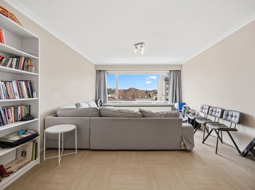 Dit hoekappartement op de vijfde verdieping, ligt aan de minst drukke kant van de Schuttersvest, een brede laan met grote bomen en parkeerplaatsen in