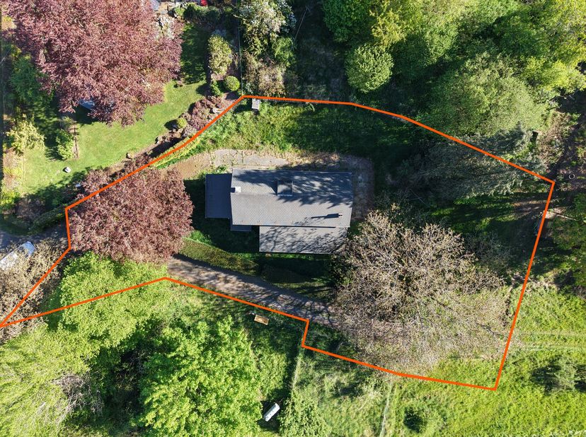 REZ-DE-CHAUSSEE de ± 73m² : <br />
- Hall de ± 10m² sur carrelage,<br />
- Cuisine de ± 5m² sur carrelage,<br />
- Salle de bain de ± 4m² sur carrelag