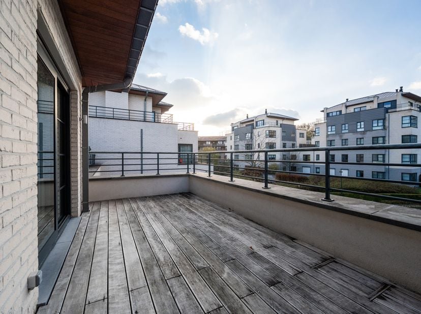 In de directe omgeving van de Mellaertvijvers en alle voorzieningen, in een luxe residentie gebouwd in 2013, prachtig penthouse met 2 slaapkamers/1 ba
