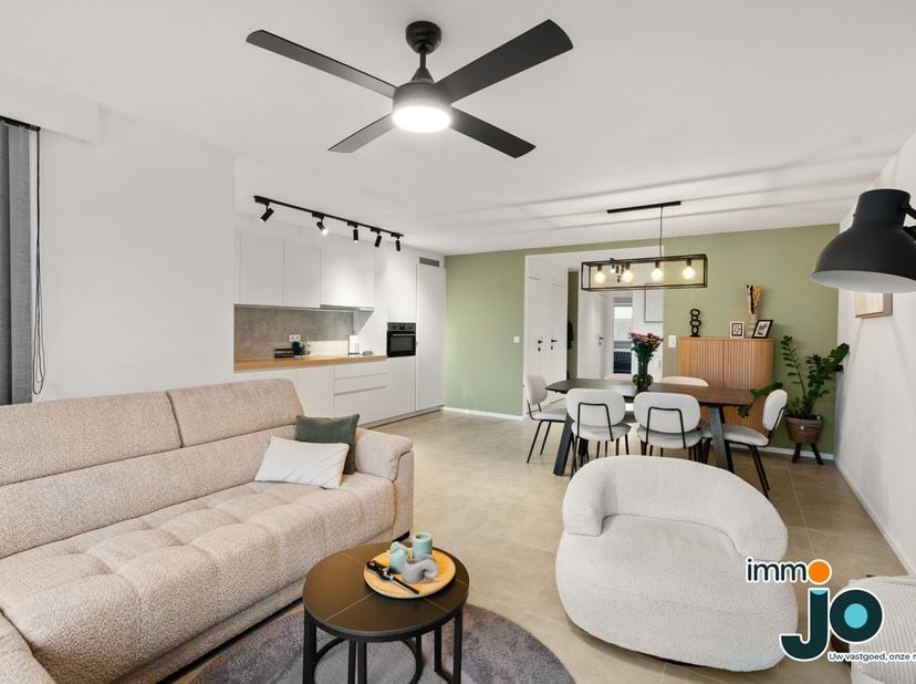 À Ostende, près de la plage et du centre-ville, se trouve cet appartement spacieux et entièrement rénové de deux chambres, situé dans une petite résid