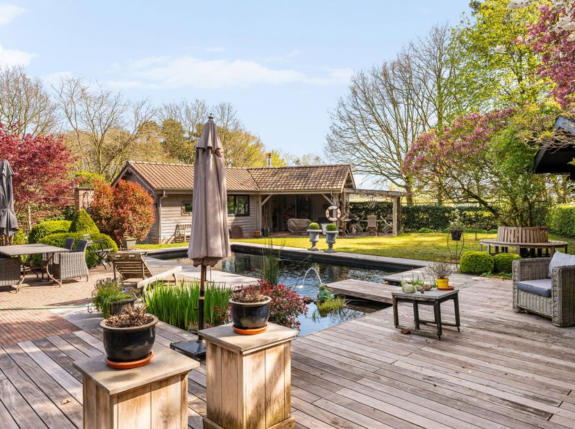 Deze charmante woning is zeer rustig en landelijk gelegen en heeft aan de achterkant een vrij zicht op de landerijen. Deze instapklare eigendom bestaa