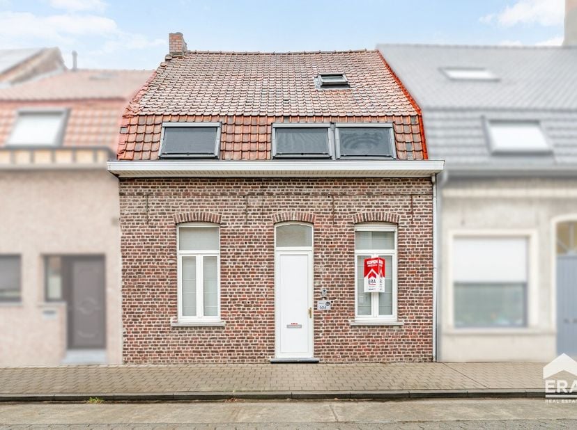 [[ DIT PAND NEEMT DEEL AAN DE ERA OPEN HUIZEN DAG OP 19/9 VAN 14:30 TOT 15:30 ]] De woning bevindt zich in het rustige Stasegem op een boogscheut van