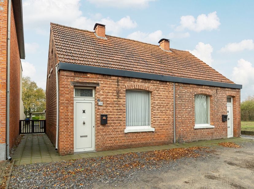 In Mol, vlakbij winkels, scholen en openbaar vervoer, ligt deze halfopen woning op een perceel met een aangename zuidwestoriëntatie. De straat is rust