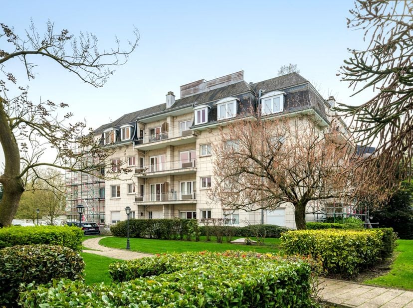 Hoekappartement met veel potentieel in residentie ‘Carlton’ nabij Gent<br />
<br />
Dit hoekappartement is gelegen in de standingvolle residentie ‘Car