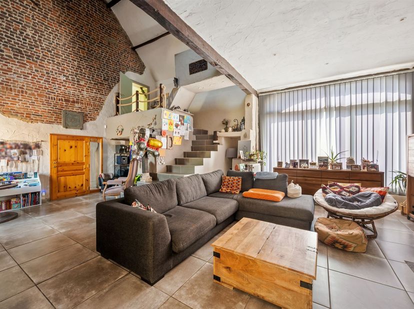 Ideaal gelegen zal deze ruime eigendom van meer dan 350 m² grote gezinnen, vrije beroepen of zelfstandigen aanspreken die op zoek zijn naar een woning