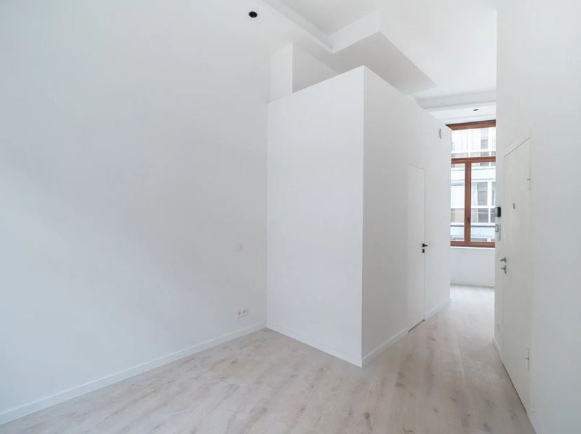 Dans lun des quartiers les plus recherchés dIxelles, à deux pas de toutes les commodités, découvrez ce magnifique appartement de type studio ayant fai