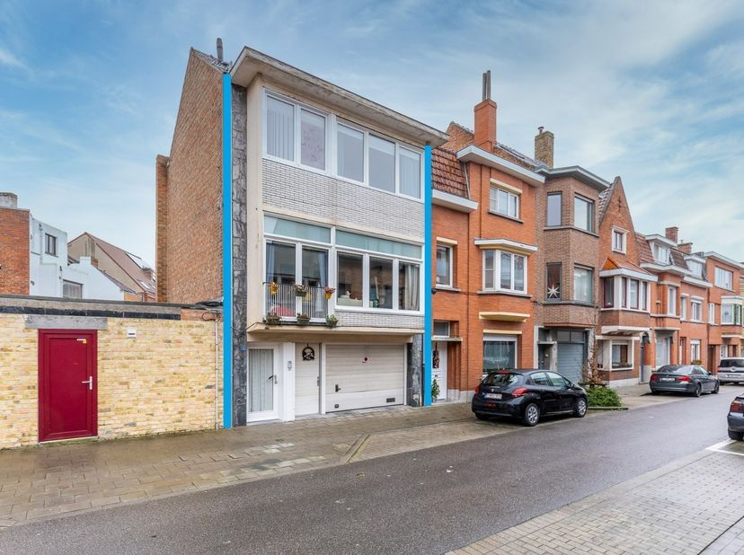 SINT-ANDRIES – STARTPRIJS – COMFORTABEL nabij centrum en station gelegen gesloten bebouwing met GROTE GARAGE en o.a. 2 slaapkamers. VELE KWALITEITEN w
