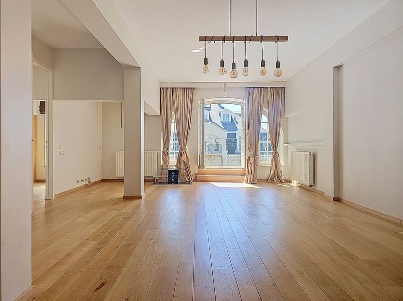 Bois/De Fré. Elégant et lumineux appartement de +/- 145m² situé dans une résidence de prestige entouré d'un parc. Cet appartement vous séduira par ses