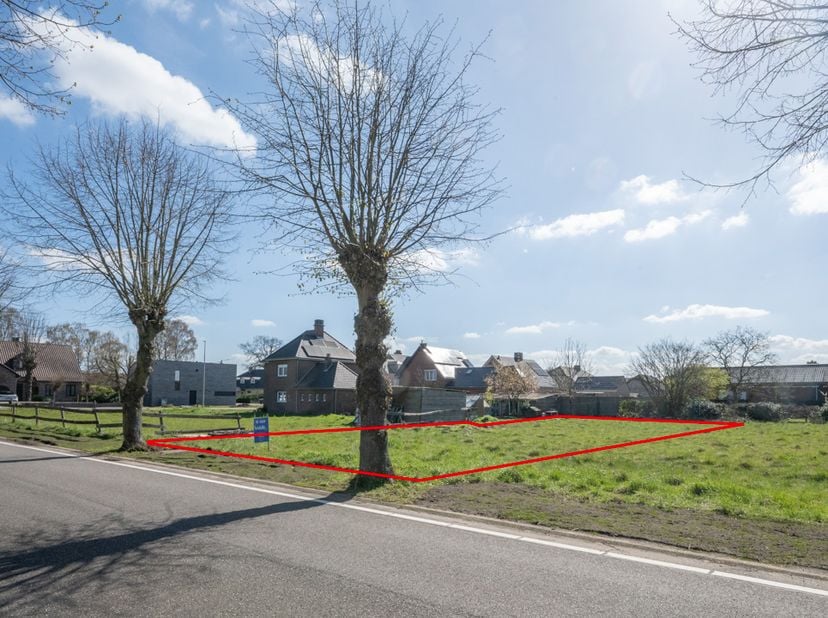RUIM PERCEEL BOUWGROND -<br />
Ruim perceel bouwgrond gelegen in het centrum van Hechtel. <br />
Groot 7a 8ca.<br />
P-score D. <br />
Gelegen in een