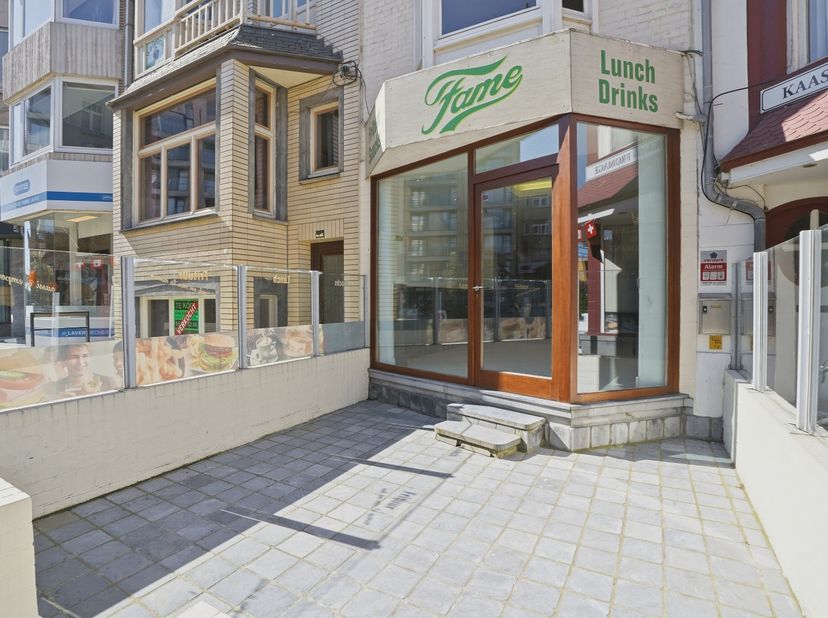Goed gelegen gebouw op 117m² te De Panne bestaande uit een handelsruimte (voormalige horecazaak - frituur) en woonst. Dit eigendom voorzien van een pr