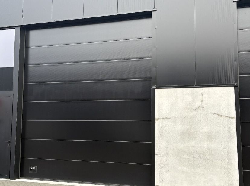 Nieuwbouw KMO-unit van ca. 180 m²<br />
Voorzieningen<br />
- Parkeerplaats<br />
- Lichtstraat<br />
- Gepolierde betonvloer<br />
- Sectionale poort