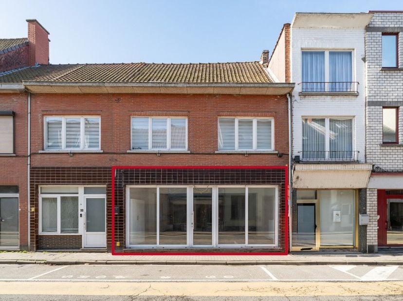 Ce commerce bénéficie dun emplacement central avec une excellente accessibilité au cur de Ninove. Situé dans un environnement animé et résidentiel, le