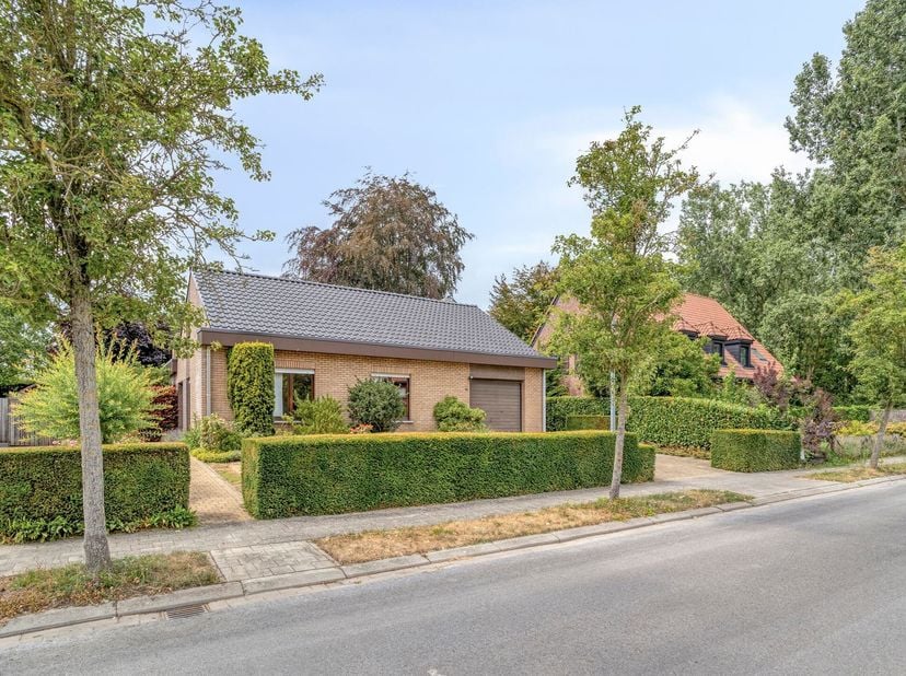 PRIMA ONDERHOUDEN, SOLIDE OPEN BEBOUWING MET 3 SLAAPKAMERS EN PRACHTIGE TUIN OP TOPLOCATIE IN PUURS.<br />
 Deze ruime gezinswoning is gelegen in een