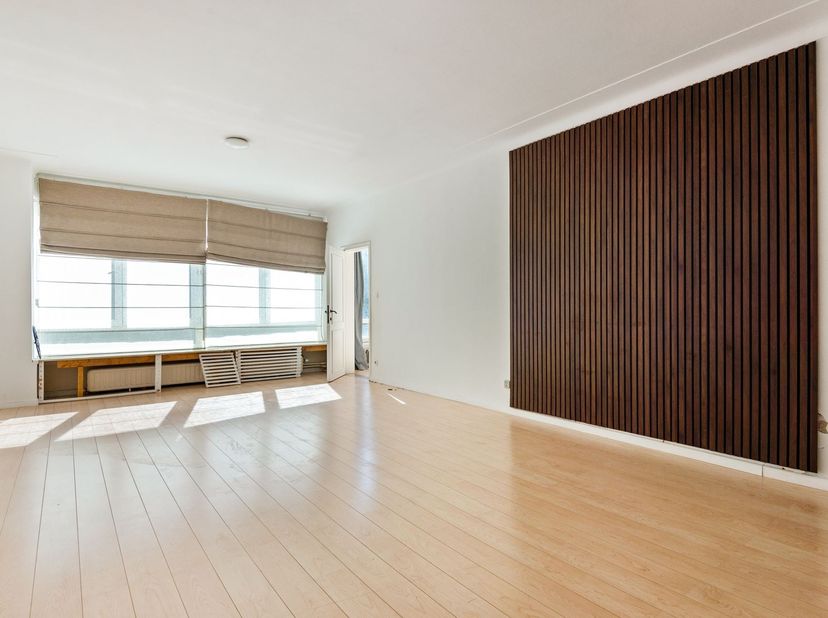 Ligging: Dit ruime appartement is uitstekend gelegen aan de statige Jan van Rijswijcklaan in Antwerpen. Dankzij de nabijheid van belangrijke invalsweg