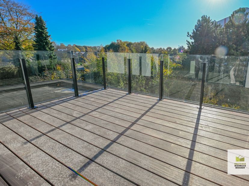 Prachtig appartement met een oppervlakte van 121m2 én 15m2 zuidgerichte terras met volledige privacy omringd door groen! Residentie Artésan wordt gebo