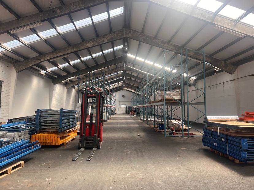 Het betreft twee industriële complexen met een totale stockage capaciteit van 35.000m². Het complex is gelegen in de industriezone van Kortrijk-Noord,