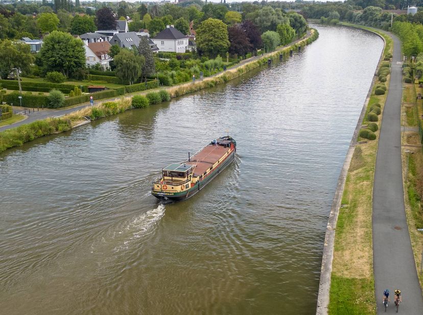 Wonen in het centrum van Kortrijk, maar met water voor de deur en een woonbeleving die met geen klassieke woning te vergelijken valt. Aan het Guido G