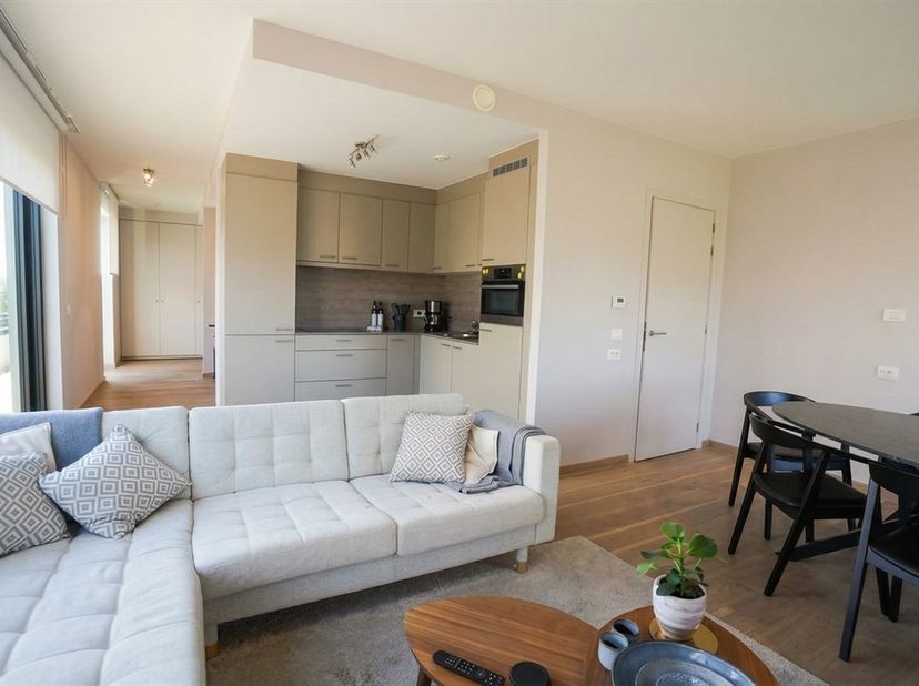 Instapklaar wonen op een toplocatie! Op zoek naar een comfortabel en stijlvol appartement waar u meteen kunt intrekken? Dan zal dit prachtige appartem