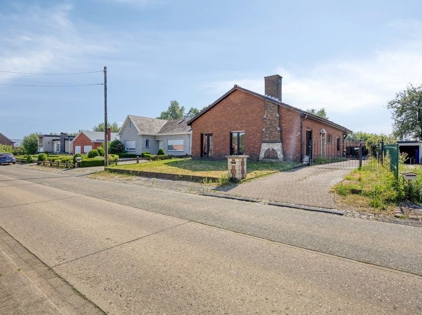 Op een uitstekende locatie te Itegem bevindt zich deze laagbouwwoning op gunstig perceel van 1566 m².<br />
Ideaal gelegen qua woon- werkverkeer met v