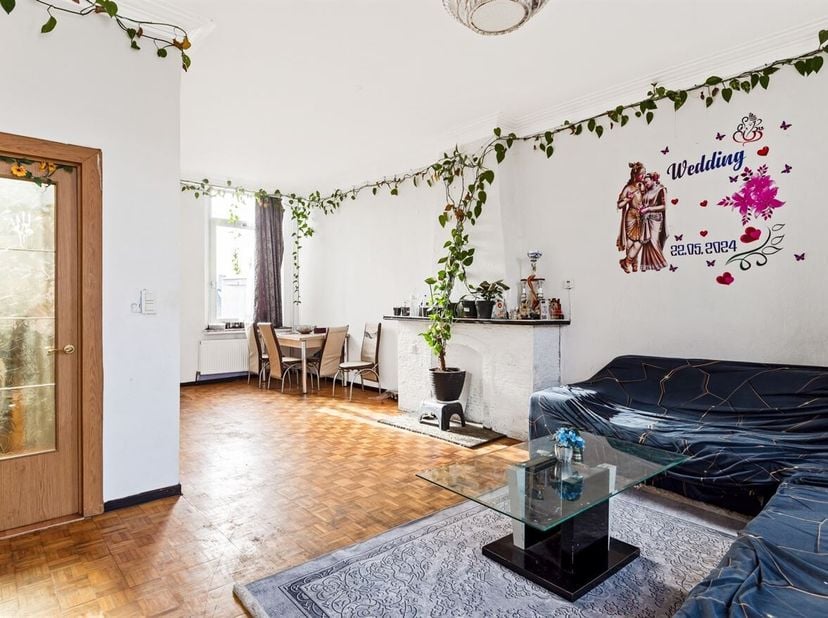 Openhuizendag op zaterdag 13 juni van 17u00 - 18u00<br />
Ligging: Deze te renoveren woning is gelegen in Hoboken, op een centrale en vlot bereikbare