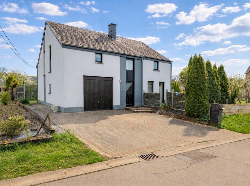 W Immobilière biedt deze charmante vrijstaande woning aan in het dorp Battincourt (Aubange), gelegen in een rustige en groene woonomgeving, met garage
