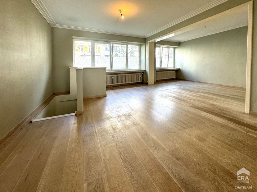 Situé dans le très prisé quartier Molière, à deux pas de la place Constantin Meunier, ce superbe appartement de 178 m² (surface brute PEB) entièrement