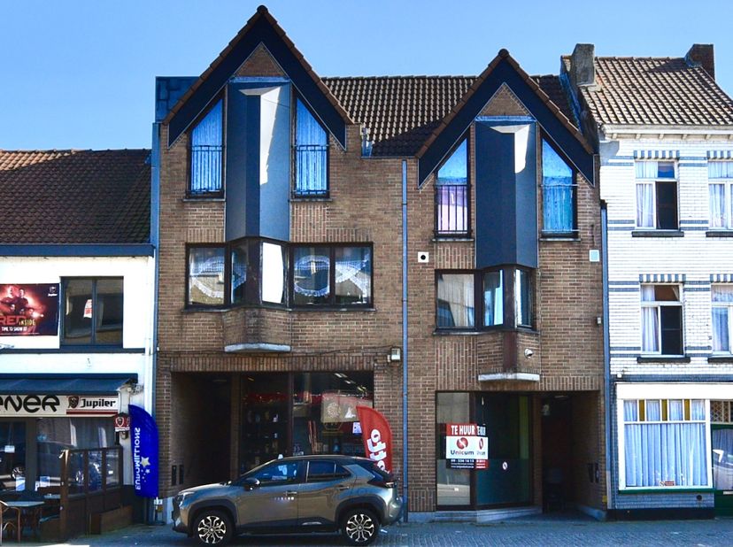 Dit centraal gelegen appartementsgebouw ligt aan in één van de meest centraal en commercieel gelegen straten van Eeklo en bestaat uit 4 eenheden. <br