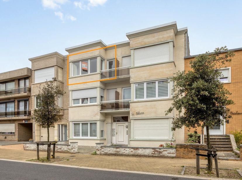 Op 300m van de ZEE bevindt zich dit TRENDY GERENOVEERD appartement met 2 SLAAPKAMERS &amp;amp; 2 TERRASSEN! Dit LICHTOVERGOTEN appartement (2°V) is gelege