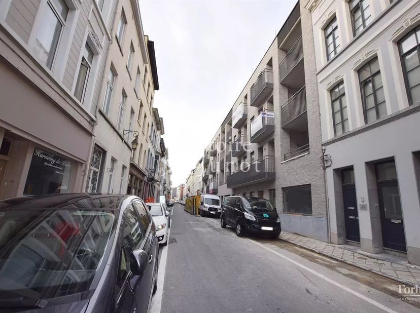 A deux pas du piétonnier de la Chaussée d'Ixelles et de la place Fernand Cocq, non loin du quartier Européen et de la gare du Luxembourg, Victoire-Jun