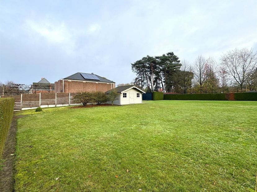 Prachtig perceel bouwgrond op Noord-Dauwenland. Zeer rustig en groen gelegen in een doodlopende straat. Een oppervlakte van 819 m² en perceelsbreedte