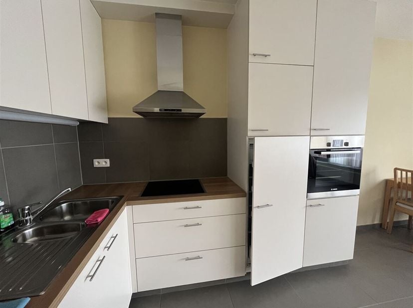 Een gezellig appartement gelegen op een toplocatie in Herentals<br />
Indeling: Inkomhal, 2 slaapkamers, badkamer, woonkamer, keuken.<br />
Ligging: H